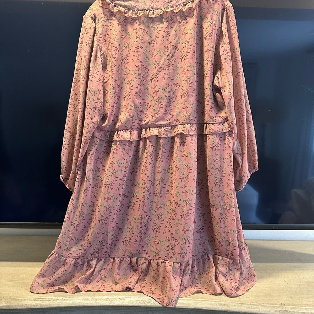 Super cute, flowy dress